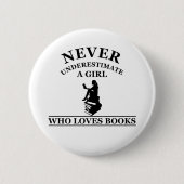 nooit een meisje onderschatten dat van boeken houd ronde button 5,7 cm (Voorkant)