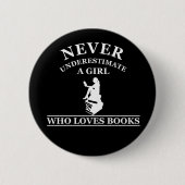 nooit een meisje onderschatten dat van boeken houd ronde button 5,7 cm (Voorkant)