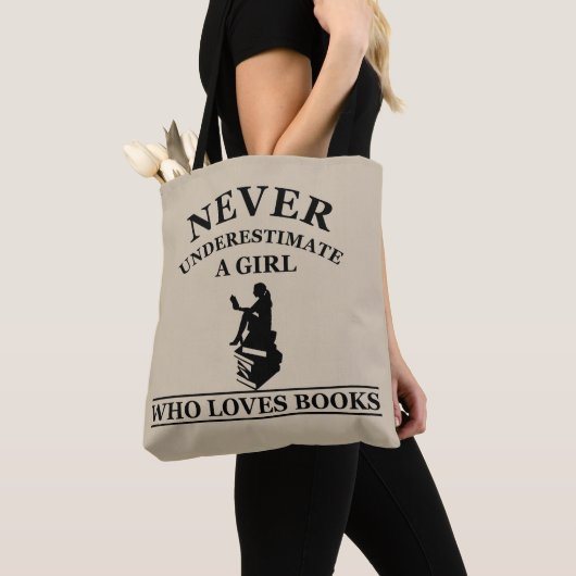 nooit een meisje onderschatten dat van boeken houd tote bag (Dichtbij)
