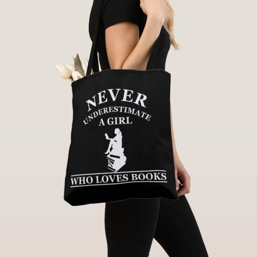 nooit een meisje onderschatten dat van boeken houd tote bag (Dichtbij)