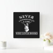 nooit een meisje onderschatten dat van boeken houd vierkante klok (Huis)