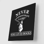 nooit een meisje onderschatten dat van boeken houd vierkante klok (Hoek)