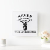 nooit een meisje onderschatten dat van boeken houd vierkante klok (Huis)