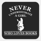 nooit een meisje onderschatten dat van boeken houd vierkante sticker (Voorkant)