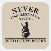 nooit een meisje onderschatten dat van boeken houd vierkante sticker (Voorkant)