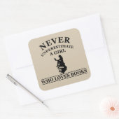 nooit een meisje onderschatten dat van boeken houd vierkante sticker (Envelop)