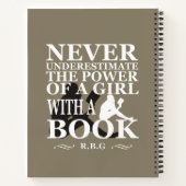 Nooit een meisje onderschatten met een boek (Achterkant)