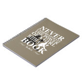 Nooit een meisje onderschatten met een boek notitieboek (Linkerzijde)