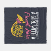 Nooit een meisje onderschatten met een Franse hoor Fleece Deken (Voorkant (Horizontaal))