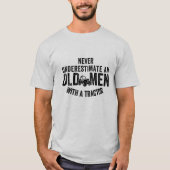 nooit een oud man met een trekker onderschatten t-shirt (Voorkant)