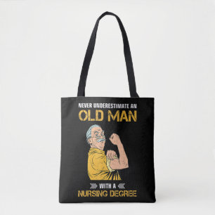 nooit een oud man onderschatten met een verpleegku tote bag