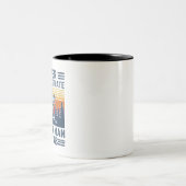 nooit een oud man onderschatten . tweekleurige koffiemok (Center)