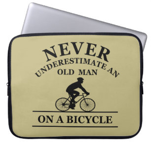 nooit een oud man op een fiets onderschatten laptop sleeve