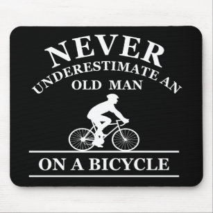 nooit een oud man op een fiets onderschatten muismat