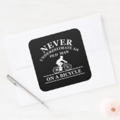 nooit een oud man op een fiets onderschatten vierkante sticker (Envelop)