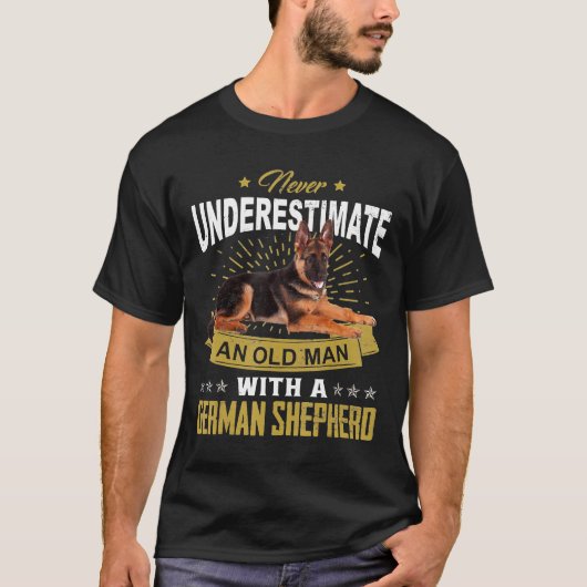 Nooit een oude Man Duitse herderhond onderschatten T-shirt (Voorkant)