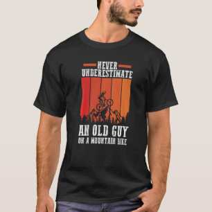 Nooit een oude man onderschatten op een bergen bik t-shirt