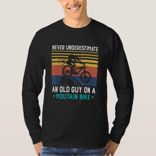 Nooit een oude man onderschatten op een bergen bik t-shirt