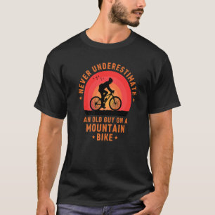 Nooit een oude man onderschatten op een bergen bik t-shirt