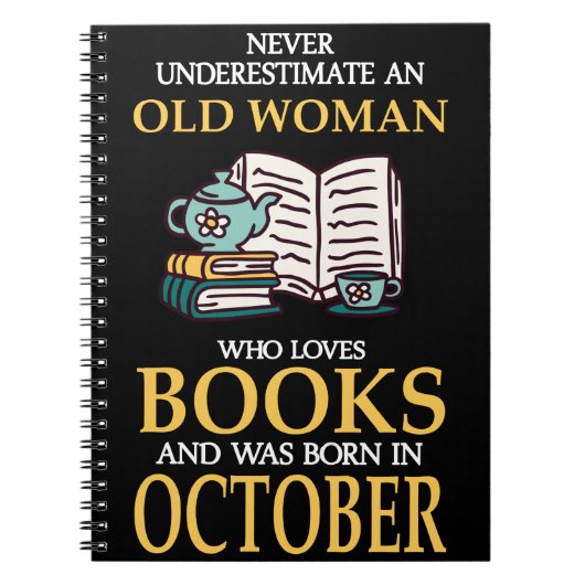 NOOIT EEN OUDE VROUW ONDERSCHATTEN DIE VAN BOEKEN  NOTITIEBOEK (Voorkant)