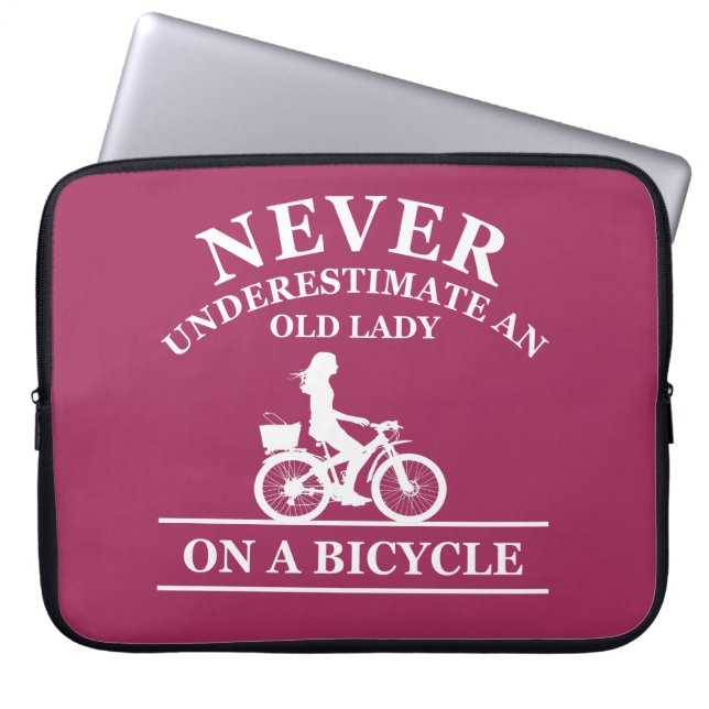nooit een oude vrouw onderschatten op een fiets laptop sleeve (Voorkant)