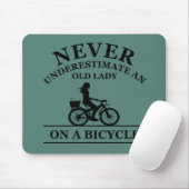 nooit een oude vrouw onderschatten op een fiets muismat (Met muis)