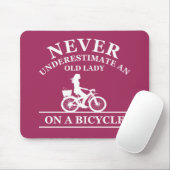nooit een oude vrouw onderschatten op een fiets muismat (Met muis)
