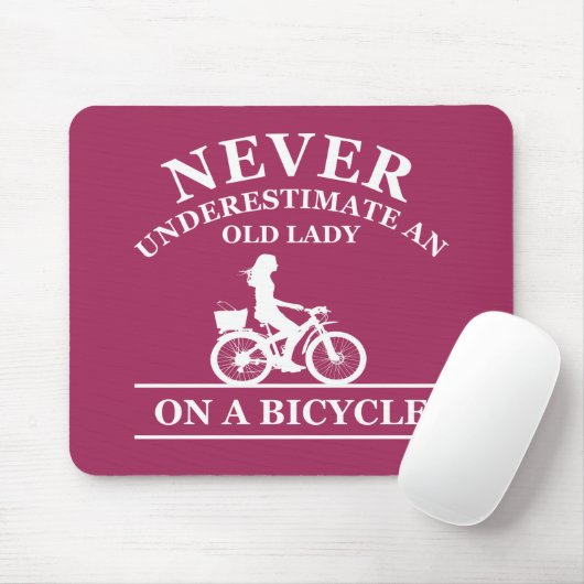 nooit een oude vrouw onderschatten op een fiets muismat (Met muis)