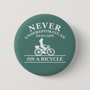 nooit een oude vrouw onderschatten op een fiets ronde button 5,7 cm