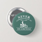 nooit een oude vrouw onderschatten op een fiets ronde button 5,7 cm (Voorkant /achterkant)
