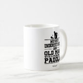 Nooit het oude Man onderschatten Koffiemok (Voorkant rechts)