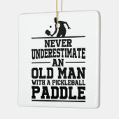 Nooit het oude Man Pickleball Kerstmis onderschatt Keramisch Ornament (Links)