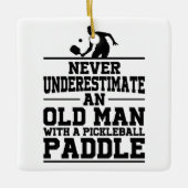 Nooit het oude Man Pickleball Kerstmis onderschatt Keramisch Ornament (Voorkant)