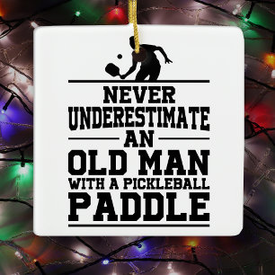 Nooit het oude Man Pickleball Kerstmis onderschatt Keramisch Ornament