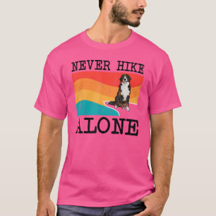 Nooit Hike Alone Bernese Mountain Dog Graphic Hiki T-shirt