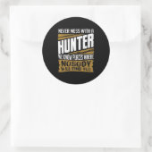 Nooit meer met een jager ronde sticker (Tas)