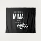 Nooit meer met Mima voordat ze een koffie heeft Wandkleed (Voorkant (horizontaal))