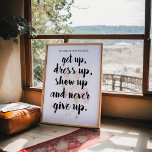 Nooit Motivatie opgeven Poster<br><div class="desc">Geef nooit het Motivatie Poster van het Citaat op - Presenterend dit inspirerende motivatie poster met een achtergrond van zachte aquarelle verf in elegante tinten van roze en beige. De boodschap: "Hoe je je ook voelt opstaan, je verkleden, omhoog shows en nooit opgeven." Wakker worden, geïnspireerd worden, de dag grijpen...</div>