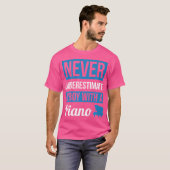 Nooit Onderschatten Een Jongen Met Een Piano T-shi T-shirt (Voorkant volledig)