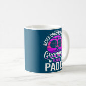 Nooit onderschatten van een afspeelpadel op oma koffiemok (Voorkant rechts)