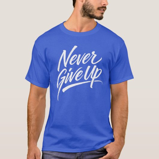 Nooit Opgeven – Hand Lettered Calligraphy T-Shirt (Voorkant)