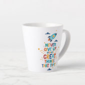 Nooit opgeven omdat het tijd kost latte mok (Rechterhoek)