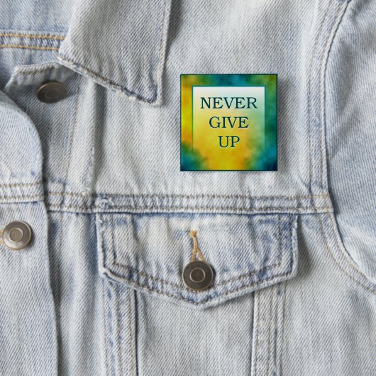 NOOIT OPGEVEN VIERKANTE BUTTON 5,1 CM (In situ)