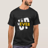NOOIT OPGEVEN, Wit & Geel Typo T-SHIRT (Voorkant)