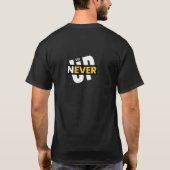 NOOIT OPGEVEN, Wit & Geel Typo T-SHIRT (Achterkant)