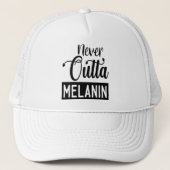 Nooit Outta Melanin Trucker Hat Trucker Pet (Voorkant)
