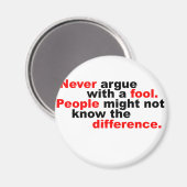 Nooit ruzie maken met een dwaas magneet (Voorkant / Achterkant)