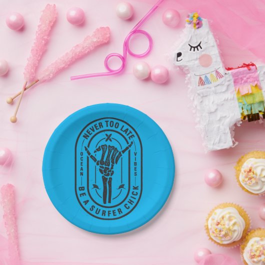 Nooit te laat Skeleton Surfer Chick Ocean Vibes Papieren Bordje (Feest)