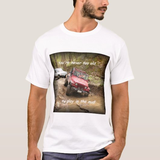 Nooit te oud...Om in de modder te spelen. T-shirt (Voorkant)