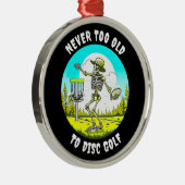Nooit te oud om te schijfgolf | Skeletgooien Metalen Ornament (Rechts)